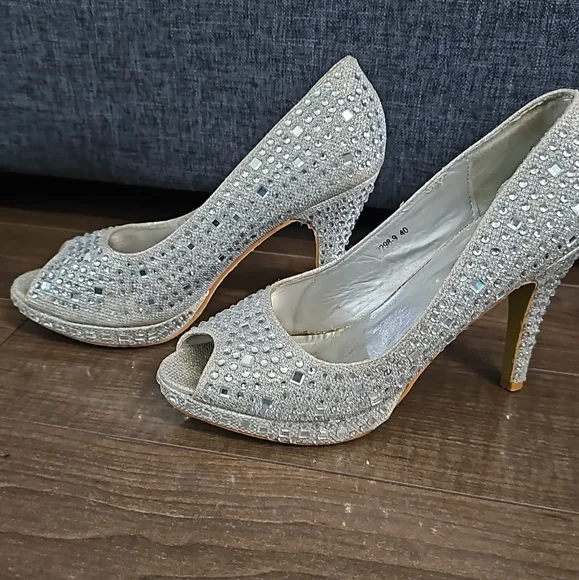 Sandals - Picture 2 of 2